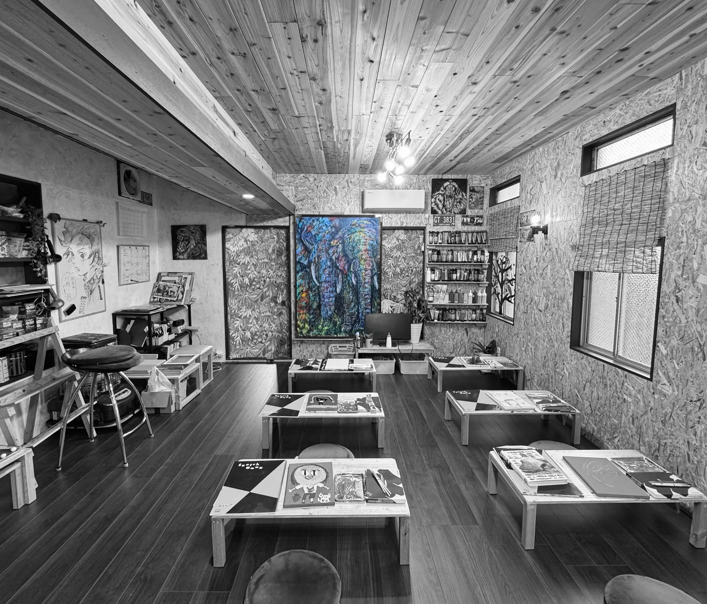 愛知県豊川市の絵画教室 ART LAB PAON（アートラボパオン）で絵を描く様子